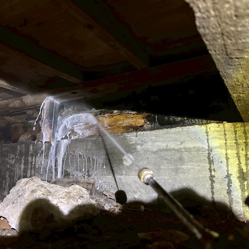 床下木材にシロアリ駆除剤を散布