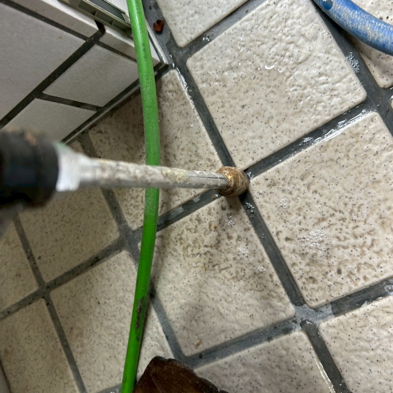 玄関床の目地からシロアリ駆除剤を注入