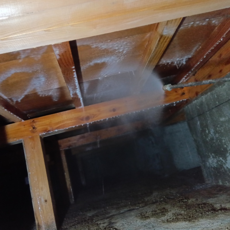 床下木材にシロアリ駆除剤を散布