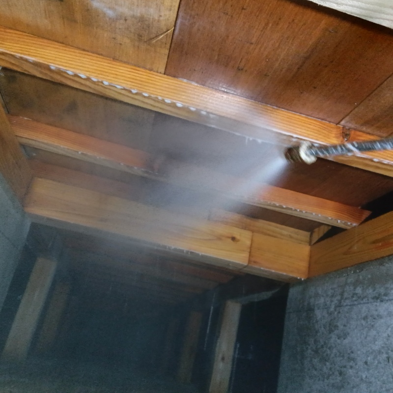 床下木材にシロアリ駆除剤を散布