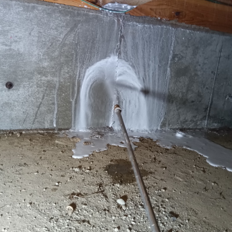 基礎にシロアリ駆除剤を散布