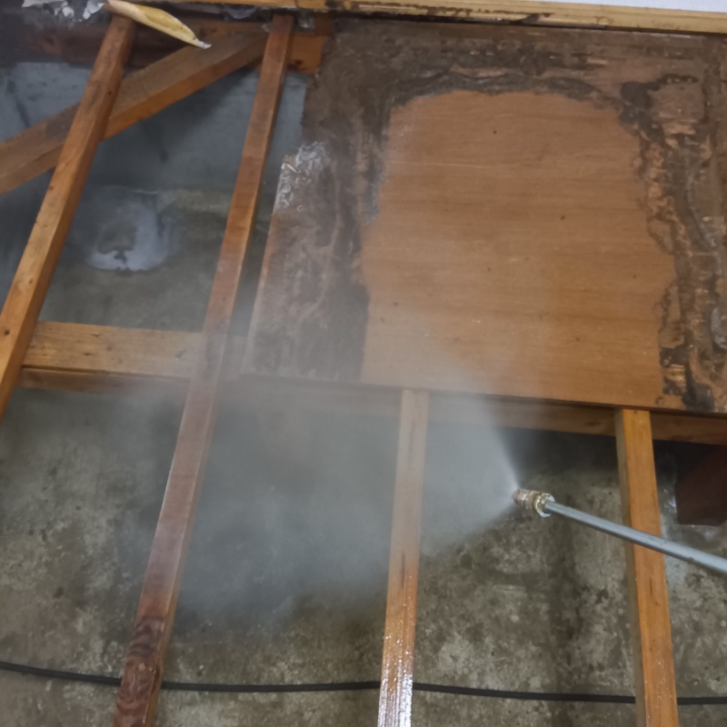 地面にシロアリ駆除剤を散布