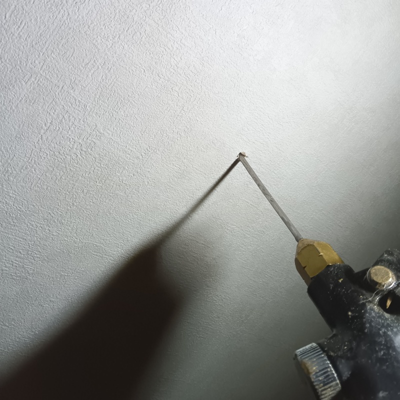 壁材に穴を開けてシロアリ駆除剤を注入