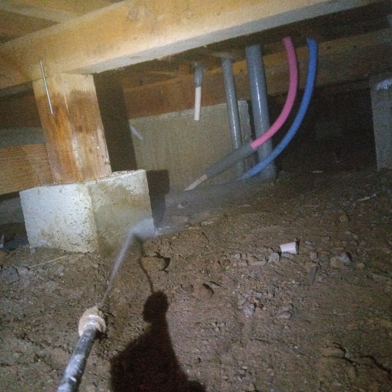 束石まわりにシロアリ駆除剤を散布