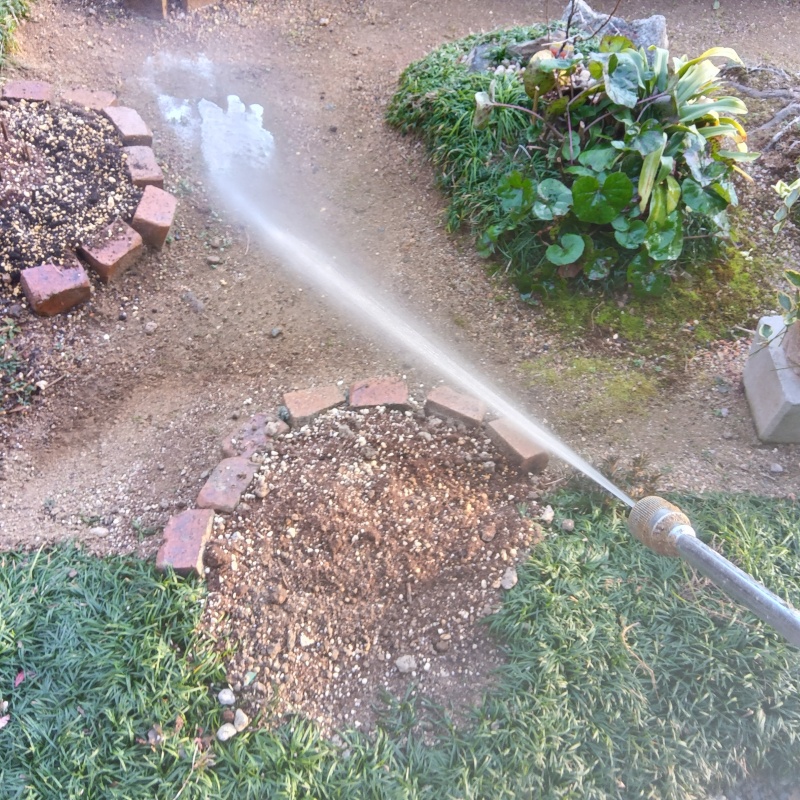 建物外周の土壌にシロアリ駆除剤を散布