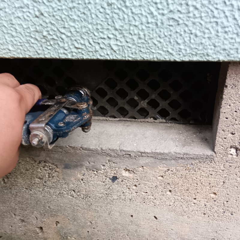 床下換気口からシロアリ駆除剤を散布