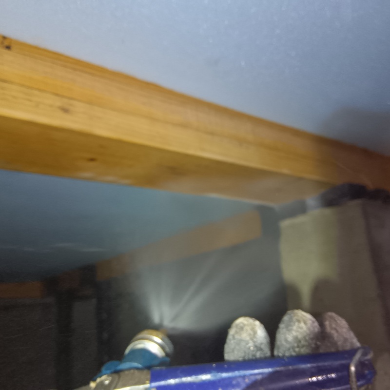 床下木材に防蟻剤を散布