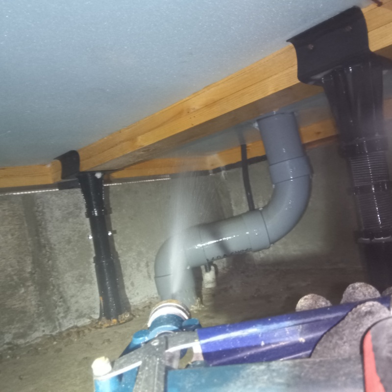 床下断熱材に防蟻剤を散布