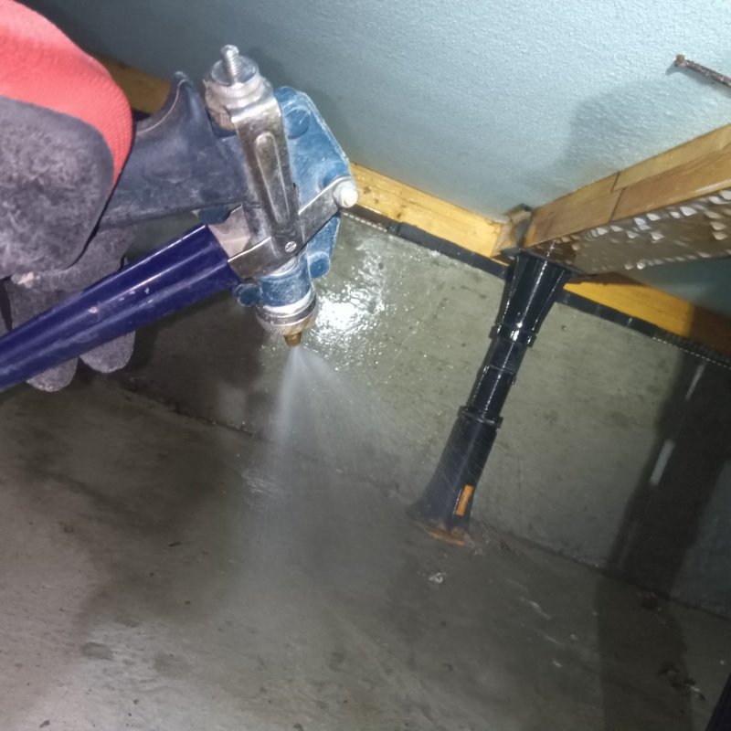 地面・基礎に防蟻剤を散布