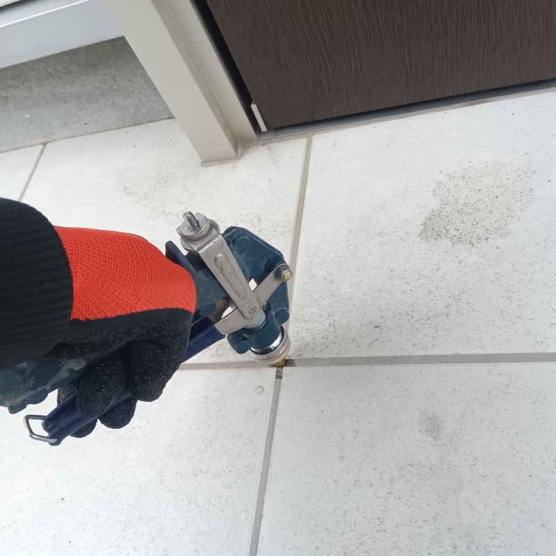 玄関床に穴を開けて防蟻剤を注入