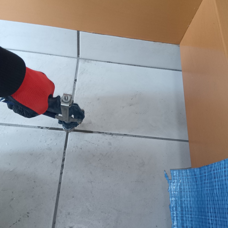 玄関床の目地から防蟻剤を注入