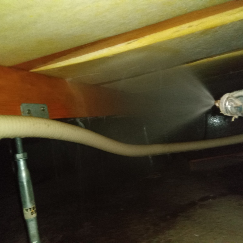 床下木材にシロアリ駆除剤を散布