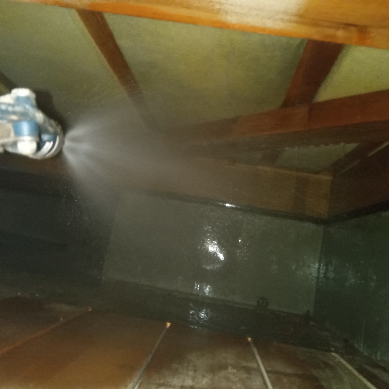 床下断熱材にシロアリ駆除剤を散布