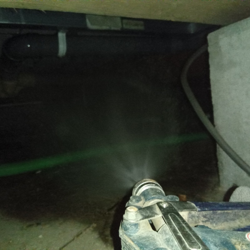 地面にシロアリ駆除剤を散布