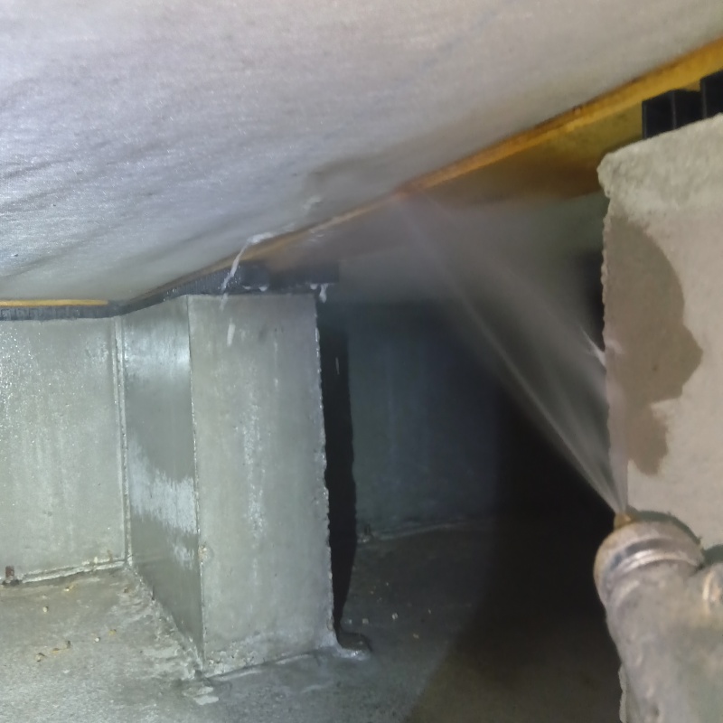 床下木材に防蟻剤を散布