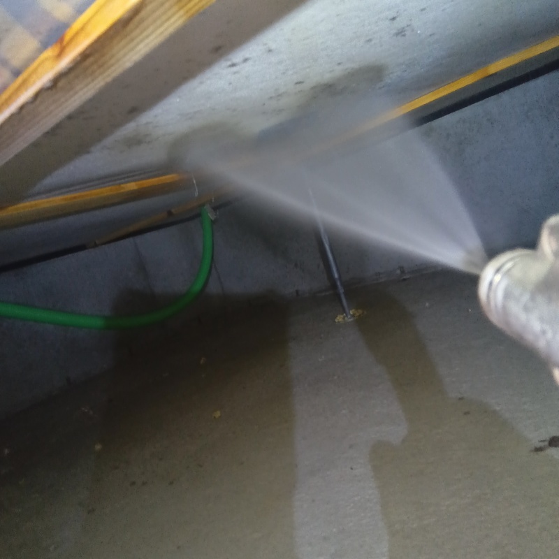 床下断熱材に防蟻剤を散布