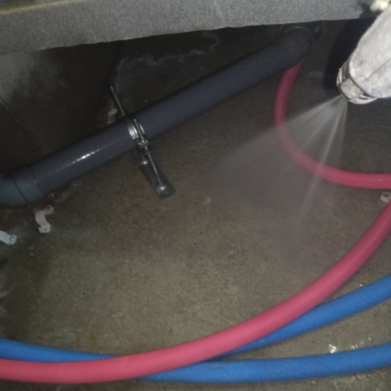 地面に防蟻剤を散布