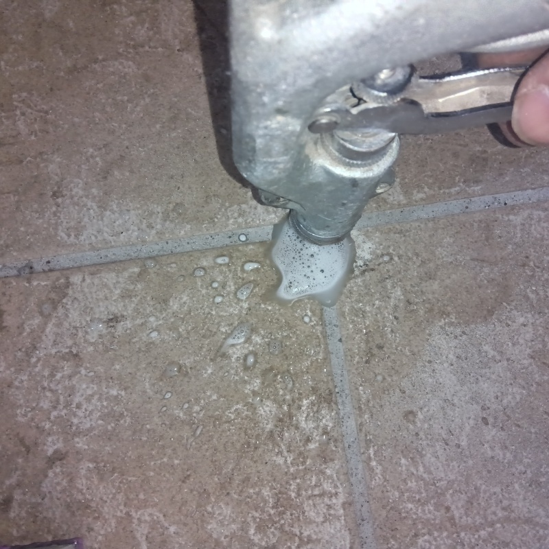 玄関床の目地から防蟻剤を注入