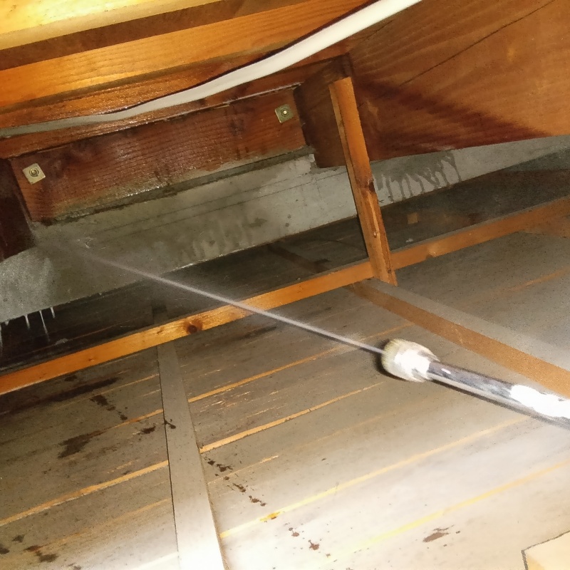 天井裏に防蟻剤を散布