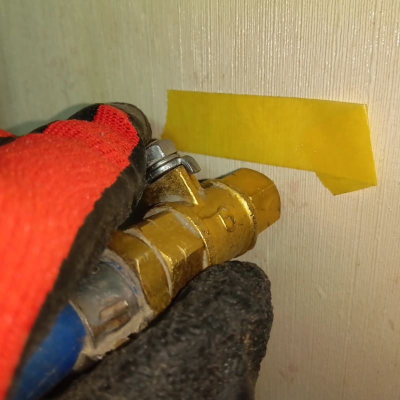 壁に防蟻剤を注入