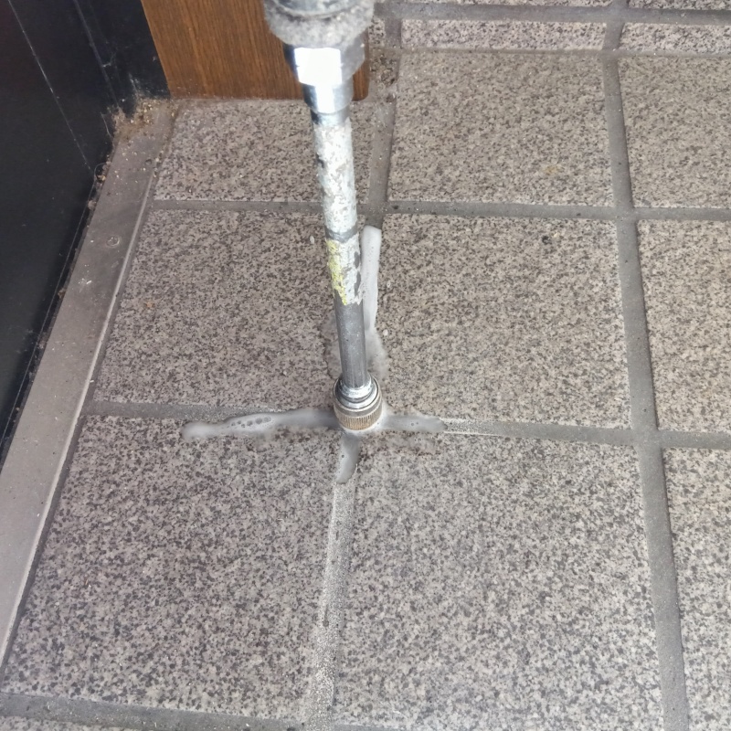 床に防蟻剤を注入