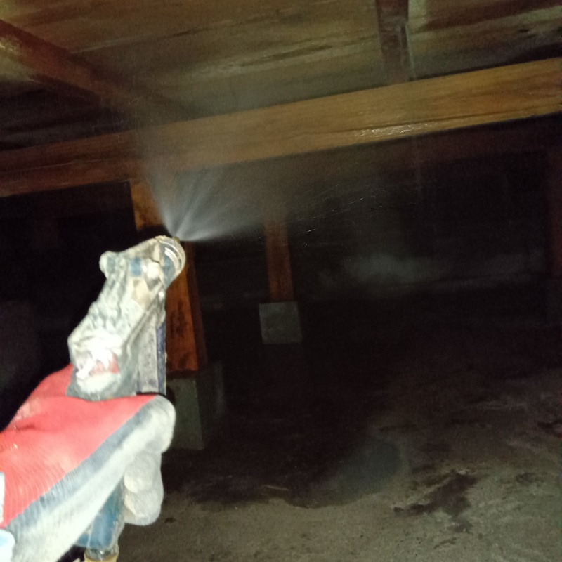 床下木材にシロアリ駆除剤を散布