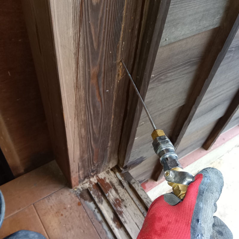 壁材に穴を開けてシロアリ駆除剤を注入