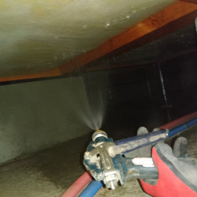 床下木材に防蟻剤を散布