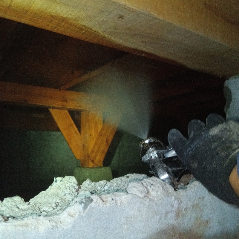 床下木材にシロアリ駆除剤を散布