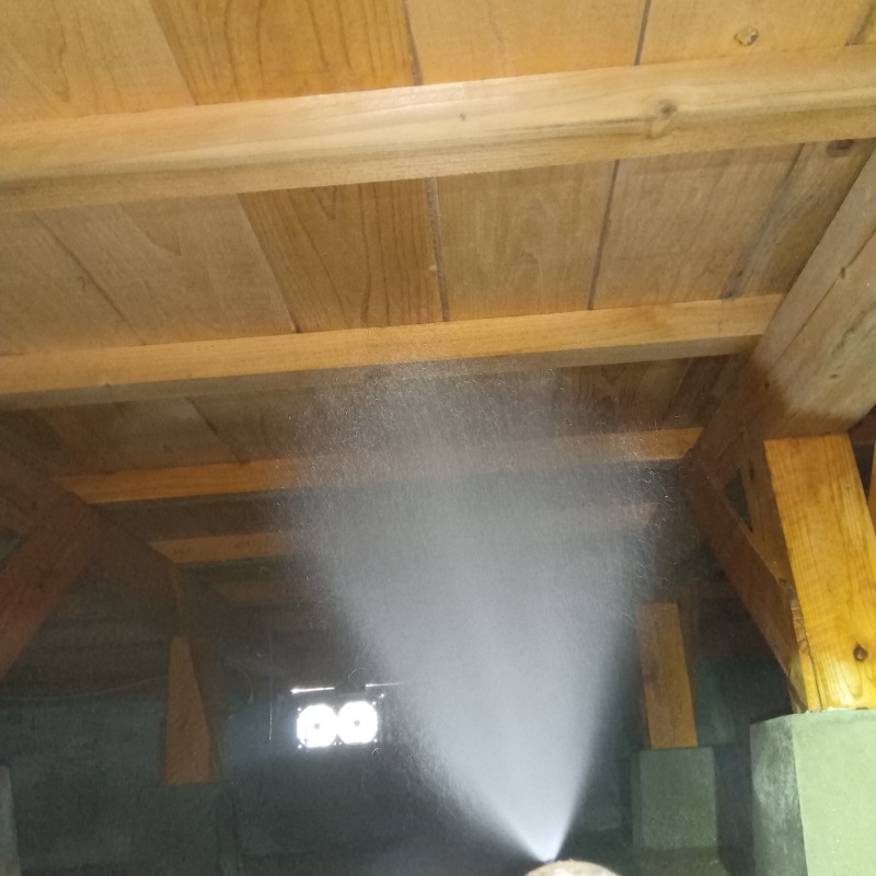 床下木材にシロアリ駆除剤を散布