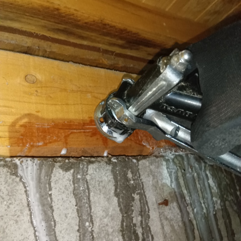 床下木材にに穴を開けてシロアリ駆除剤を注入