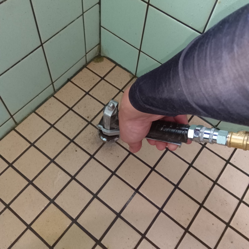 浴室床の目地からシロアリ駆除剤を注入