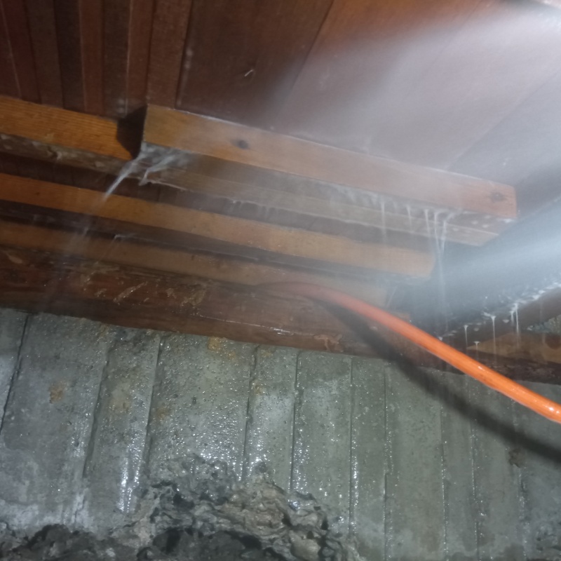 床下の木材にシロアリ駆除剤を散布