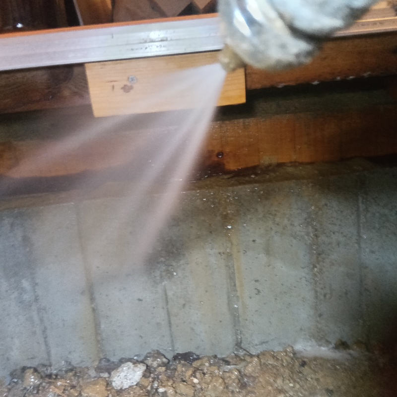 床下の地面にシロアリ駆除剤を散布