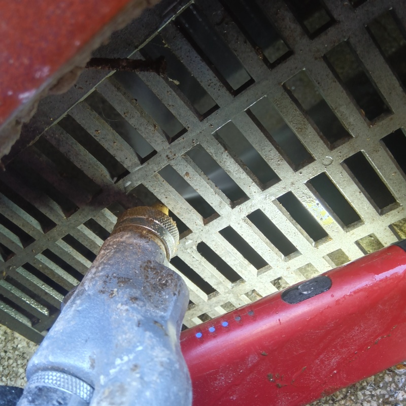 床下換気口からシロアリ駆除剤を散布