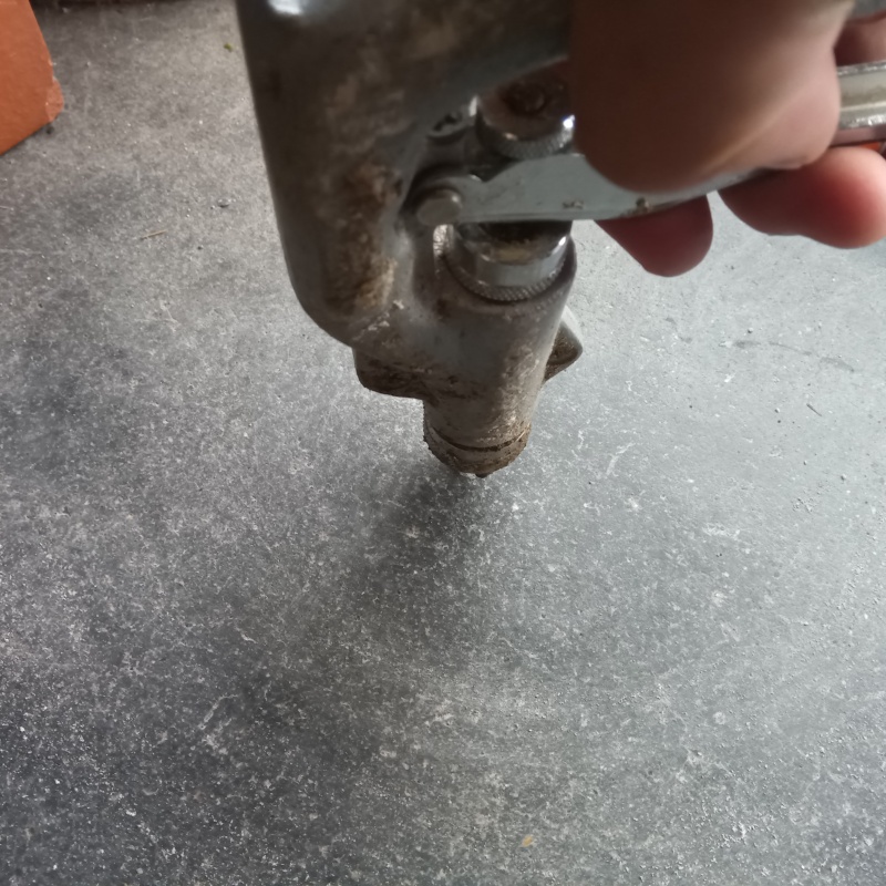 床にシロアリ駆除剤を注入