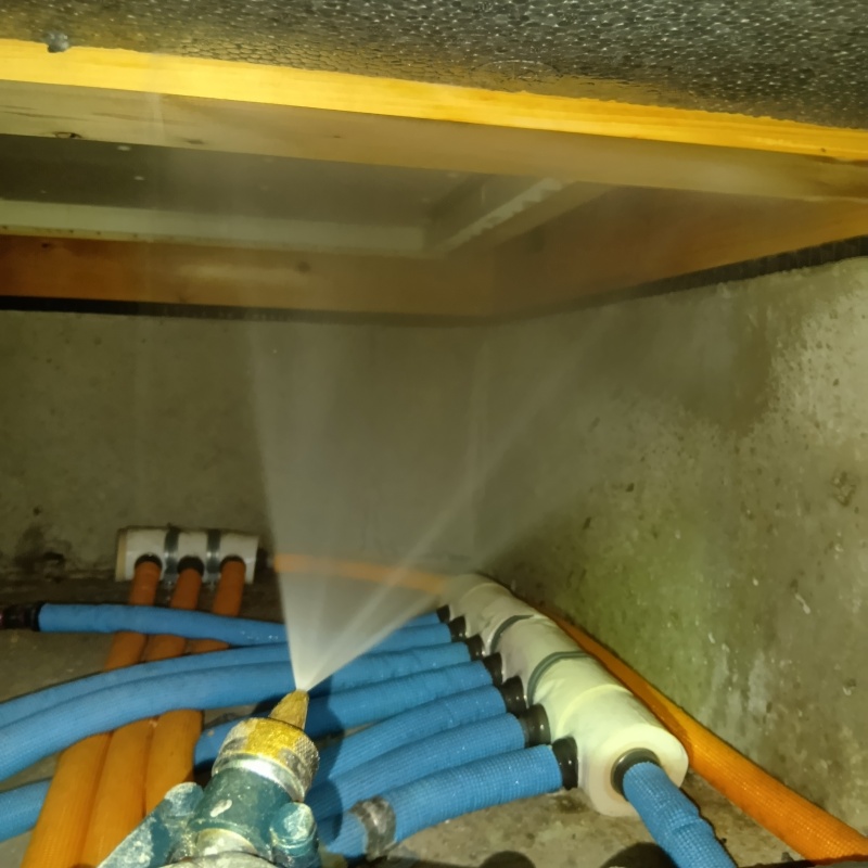 床下の木材に防蟻剤を散布