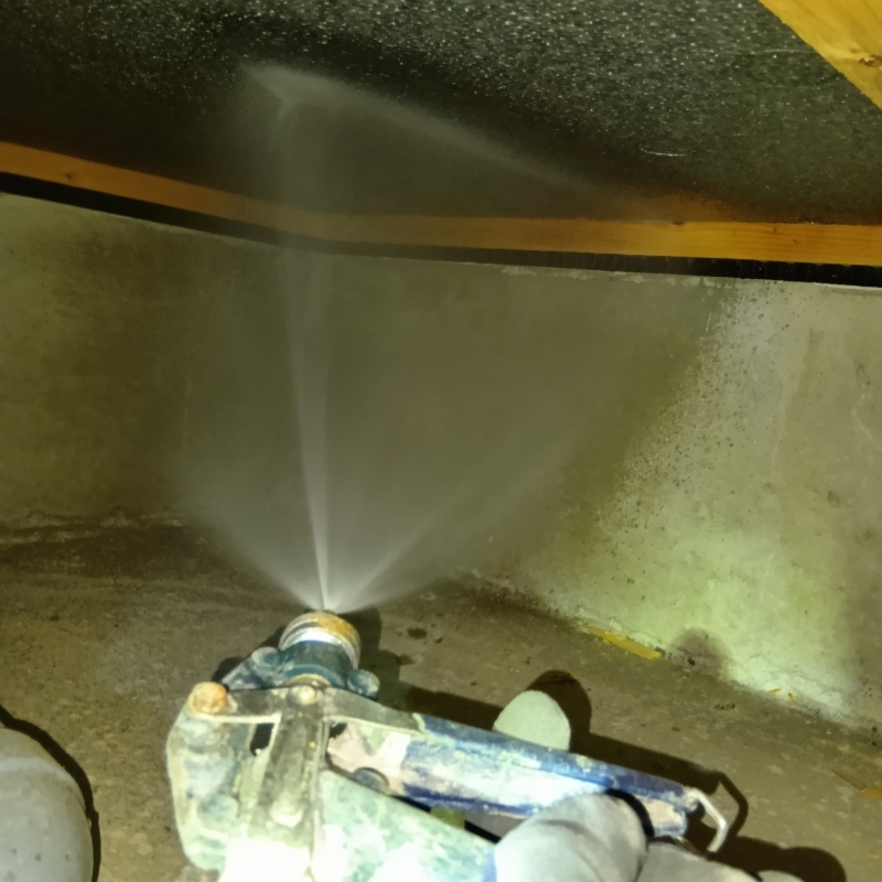 床下の木材に防蟻剤を散布