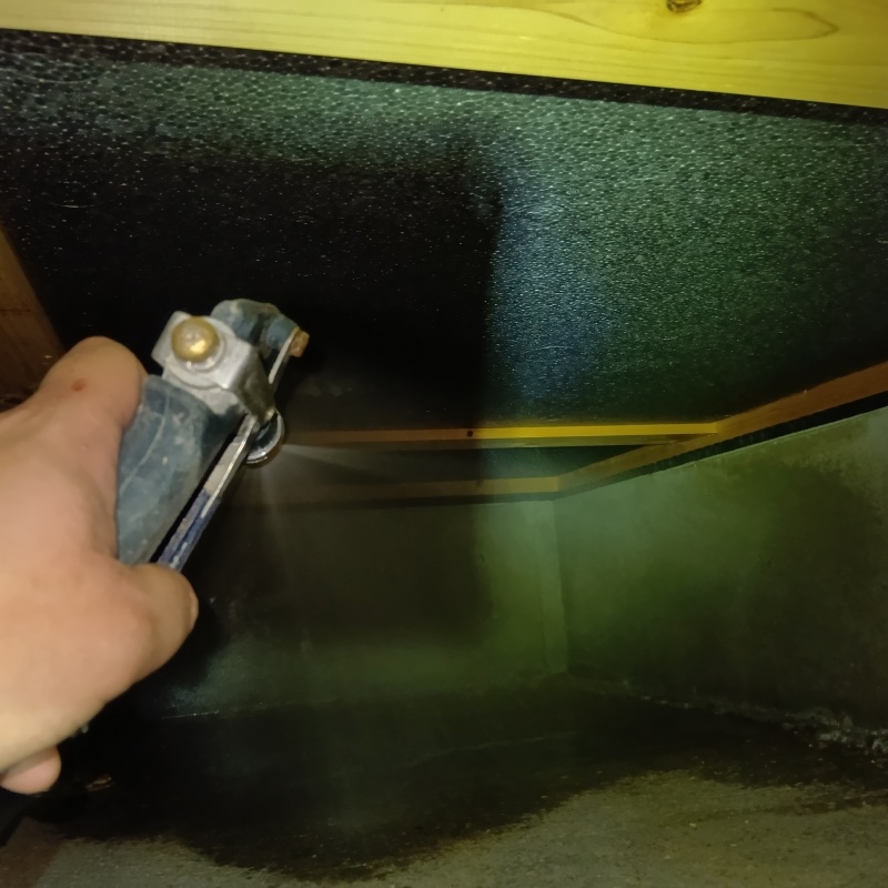 床下の地面に防蟻剤を散布