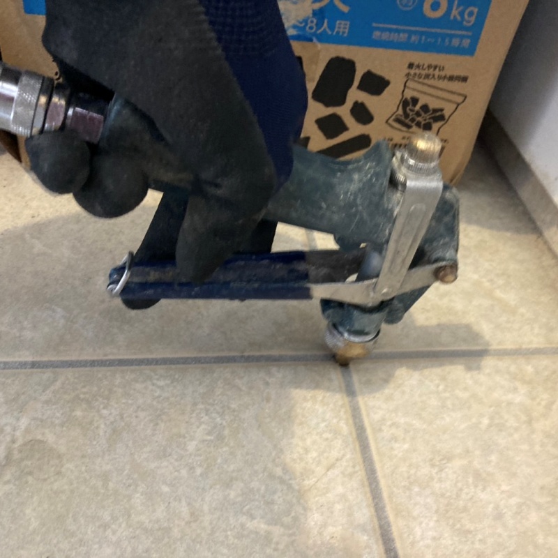 床に防蟻剤を注入