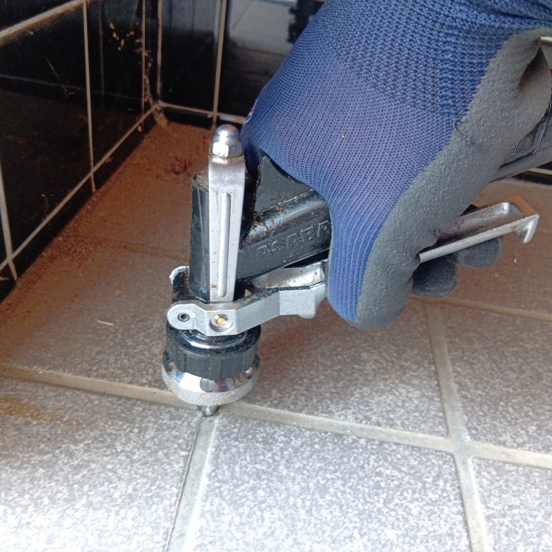 玄関床の目地からシロアリ駆除剤を注入