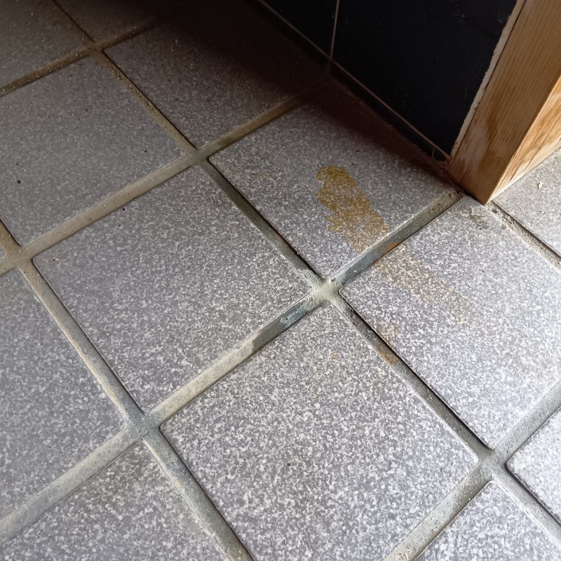 開けた穴をきれいに補修