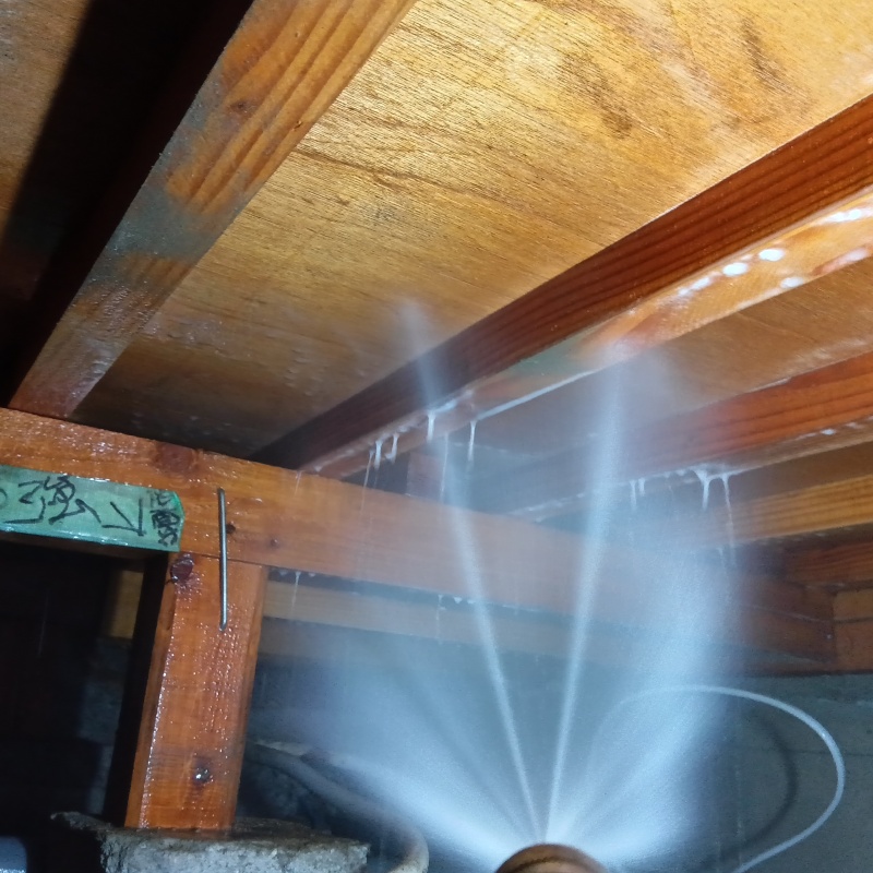 床下の木材にシロアリ駆除剤を散布