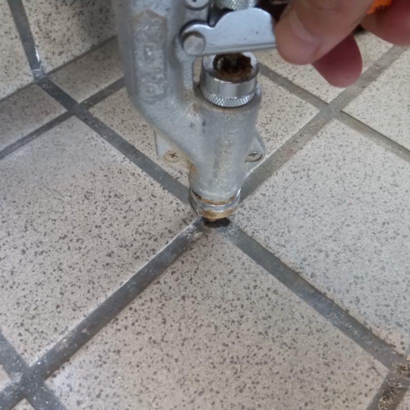 床にシロアリ駆除剤を注入