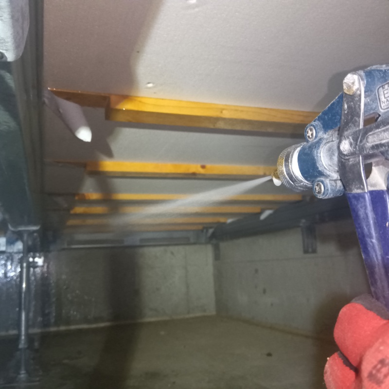 床下木材に防蟻剤を散布