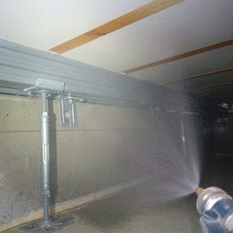 基礎に防蟻剤を散布