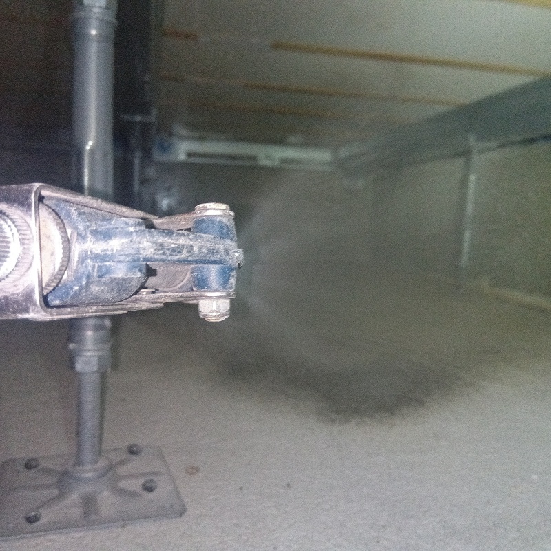 地面に防蟻剤を散布