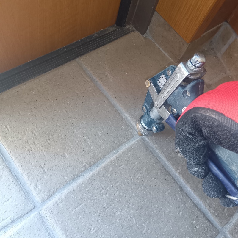 玄関床の目地から防蟻剤を注入