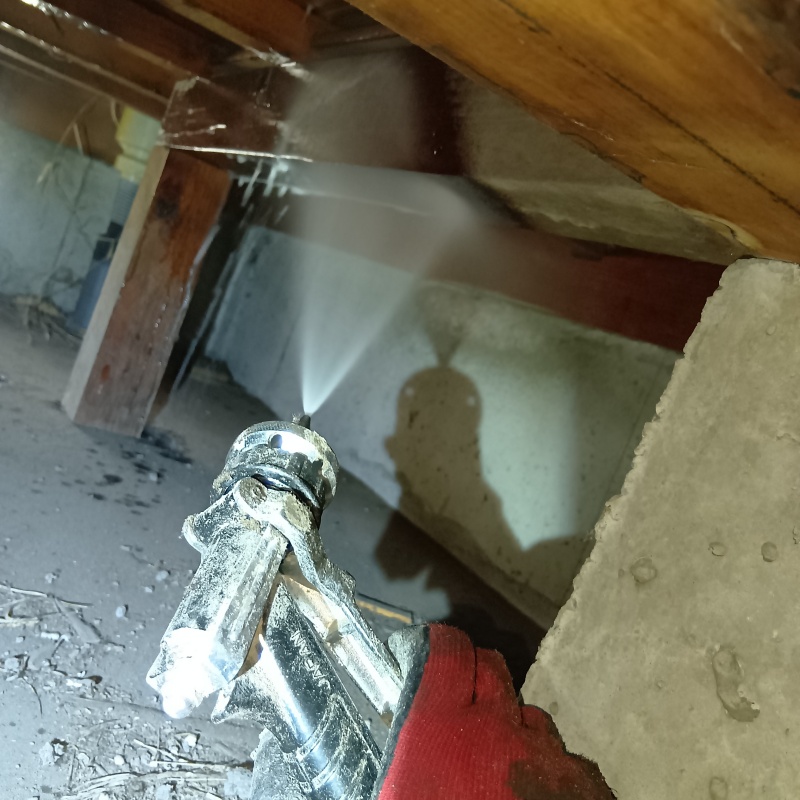 床下の木材にシロアリ駆除剤を散布