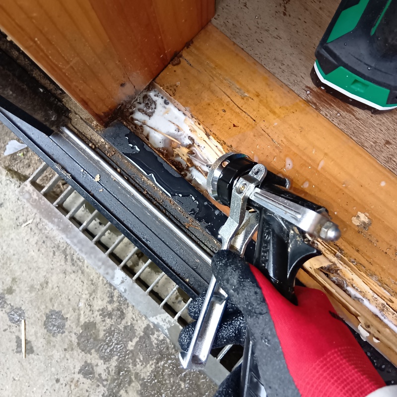 傷んだ木部にシロアリ駆除剤を注入